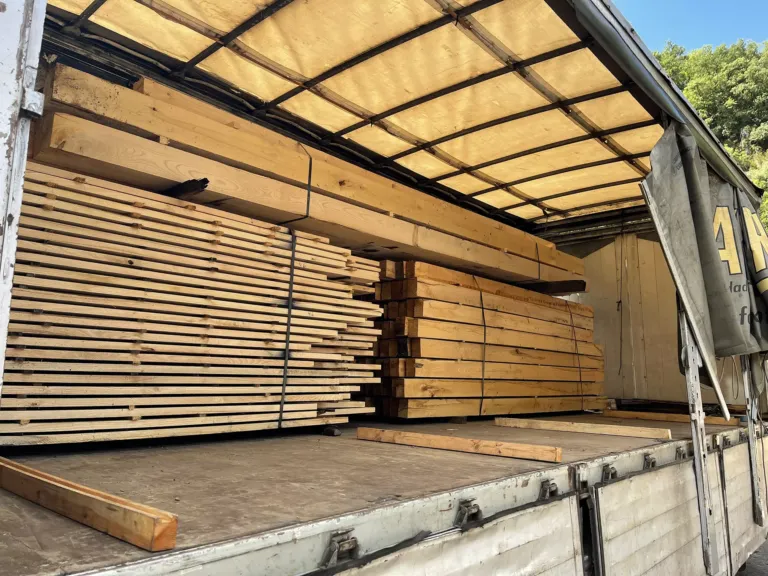 Tablones de madera de castaño cargados en la caja de un camión